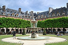 Paryż. Jedna z czterech symetrycznych fontann na Place des Vosges. - foto: wnieznane.pl Paryż. Jedna z czterech symetrycznych fontann na Place des Vosges. - foto: wnieznane.pl