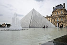 Paryż. Fontanny i słynna piramida na placu przed Luwrem. - foto: wnieznane.pl Paryż. Fontanny i słynna piramida na placu przed Luwrem. - foto: wnieznane.pl