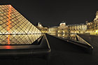 Paryż. Luwr oświetlony nocą. - foto: wnieznane.pl Paryż. Luwr oświetlony nocą. - foto: wnieznane.pl