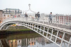 Dublin. Ha'penny Bridge. Za przejście nim pobierano niegdyś pół funta. - foto: wnieznane.pl Dublin. Ha'penny Bridge. Za przejście nim pobierano niegdyś pół funta. - foto: wnieznane.pl