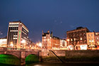 Dublin. Rozświetlone ulice i budynki przy moście O'Connella. - foto: wnieznane.pl Dublin. Rozświetlone ulice i budynki przy moście O'Connella. - foto: wnieznane.pl