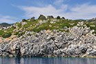 Zakynthos. Skaliste wybrzeże wyspy w okolicach portu Agios Nikolaos. - foto: wnieznane.pl Zakynthos. Skaliste wybrzeże wyspy w okolicach portu Agios Nikolaos. - foto: wnieznane.pl