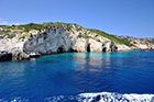 Zakynthos. Błękitne Groty Skinari oblewa niesamowicie niebieska woda. - foto: wnieznane.pl Zakynthos. Błękitne Groty Skinari oblewa niesamowicie niebieska woda. - foto: wnieznane.pl
