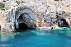 Zakynthos, Błękitne Groty Skinari. Małe statki wpływają do środka jaskiń. - foto: wnieznane.pl Zakynthos, Błękitne Groty Skinari. Małe statki wpływają do środka jaskiń. - foto: wnieznane.pl