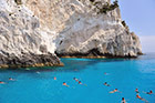 Zakynthos. Kąpiel w błękitnej wodzie u wybrzeży Keri. - foto: wnieznane.pl Zakynthos. Kąpiel w błękitnej wodzie u wybrzeży Keri. - foto: wnieznane.pl