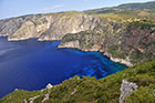 Zakynthos. Strome zielone klify i niesamowicie niebieska woda - tak wygląda Kambi Shiza. - foto: wnieznane.pl Zakynthos. Strome zielone klify i niesamowicie niebieska woda - tak wygląda Kambi Shiza. - foto: wnieznane.pl