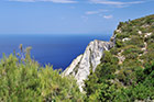 Zakynthos. Klify otaczające Zatokę Wraku porośnięte są niską roślinnością. - foto: wnieznane.pl Zakynthos. Klify otaczające Zatokę Wraku porośnięte są niską roślinnością. - foto: wnieznane.pl