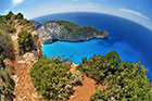Zakynthos. Plaża i Zatoka Wraku (Navagio) widziane z klifu. - foto: wnieznane.pl Zakynthos. Plaża i Zatoka Wraku (Navagio) widziane z klifu. - foto: wnieznane.pl