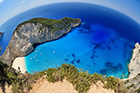 Zakynthos. Plaża i Zatoka Wraku (Navagio) widziane z klifu. Zdjęcie wykonane z platformy widokowej. - foto: wnieznane.pl Zakynthos. Plaża i Zatoka Wraku (Navagio) widziane z klifu. Zdjęcie wykonane z platformy widokowej. - foto: wnieznane.pl
