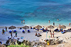Zakynthos. Leżaki i parasole na plaży Xigia. - foto: wnieznane.pl Zakynthos. Leżaki i parasole na plaży Xigia. - foto: wnieznane.pl
