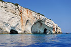 Zakynthos. Najbardziej charakterystyczna część Błękitnych Grot Skinari - wielki skalny łuk. - foto: wnieznane.pl Zakynthos. Najbardziej charakterystyczna część Błękitnych Grot Skinari - wielki skalny łuk. - foto: wnieznane.pl