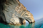 Zakynthos. Wybrzeże między Agios Nikolaos i Skinari pełne jest grot i łuków skalnych, oblanych krystaliczną wodą. - foto: wnieznane.pl Zakynthos. Wybrzeże między Agios Nikolaos i Skinari pełne jest grot i łuków skalnych, oblanych krystaliczną wodą. - foto: wnieznane.pl