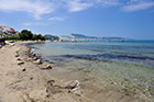 Zakynthos. Wąska i nieciekawa plaża w Argassi. - foto: wnieznane.pl Zakynthos. Wąska i nieciekawa plaża w Argassi. - foto: wnieznane.pl