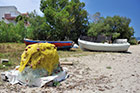Zakynthos. Łódki i sieci rybackie w miejscowości Argassi. - foto: wnieznane.pl Zakynthos. Łódki i sieci rybackie w miejscowości Argassi. - foto: wnieznane.pl