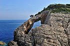 Zakynthos. Korakonisi to punkt widokowy -skała z charakterystycznym oknem, a do tego niesamowicie zielona woda. - foto: wnieznane.pl Zakynthos. Korakonisi to punkt widokowy -skała z charakterystycznym oknem, a do tego niesamowicie zielona woda. - foto: wnieznane.pl