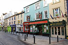 Irlandia. Killarney. Irlandzkie sklepy i puby mają charakterystyczny wygląd. - foto: wnieznane.pl Irlandia. Killarney. Irlandzkie sklepy i puby mają charakterystyczny wygląd. - foto: wnieznane.pl