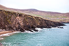 Irlandia. Ostro ciosane skały, błękit Atlantyku i pagórkowaty krajobraz półwyspu Dingle. - foto: wnieznane.pl Irlandia. Ostro ciosane skały, błękit Atlantyku i pagórkowaty krajobraz półwyspu Dingle. - foto: wnieznane.pl