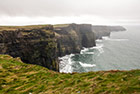 Irlandia. Szlak wzdłuż Cliffs of Moher ciągnie się na 20 kilometrów. - foto: wnieznane.pl Irlandia. Szlak wzdłuż Cliffs of Moher ciągnie się na 20 kilometrów. - foto: wnieznane.pl