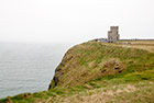 Irlandia. Cliffs of Moher. Na horyzoncie O'Brien's Tower z 1835 roku. - foto: wnieznane.pl Irlandia. Cliffs of Moher. Na horyzoncie O'Brien's Tower z 1835 roku. - foto: wnieznane.pl