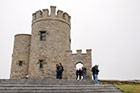 Irlandia. O'Brien's Tower daje jeszcze lepszą perspektywę na Cliffs of Moher. - foto: wnieznane.pl Irlandia. O'Brien's Tower daje jeszcze lepszą perspektywę na Cliffs of Moher. - foto: wnieznane.pl