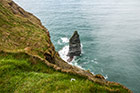 Irlandia. Cliffs of Moher to również gra kolorów - soczysta zieleń traw i turkusowa woda. - foto: wnieznane.pl Irlandia. Cliffs of Moher to również gra kolorów - soczysta zieleń traw i turkusowa woda. - foto: wnieznane.pl