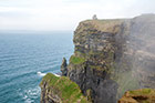 Irlandia. Cliffs of Moher. W najwyższym punkcie klify osiągają nawet 200 metrów wysokości. - foto: wnieznane.pl Irlandia. Cliffs of Moher. W najwyższym punkcie klify osiągają nawet 200 metrów wysokości. - foto: wnieznane.pl