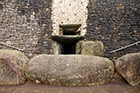 Irlandia. Newgrange. Przez wąskie wejście wpada naturalne światło tylko... przez 5 dni w roku. - foto: wnieznane.pl Irlandia. Newgrange. Przez wąskie wejście wpada naturalne światło tylko... przez 5 dni w roku. - foto: wnieznane.pl