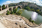 Toledo. Panorama rzeki Tajo (Tag) z mostem Puente de San Martin. - foto: wnieznane.pl Toledo. Panorama rzeki Tajo (Tag) z mostem Puente de San Martin. - foto: wnieznane.pl