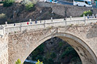 Toledo. Imponujące łuki tworzą Puente de San Martin. - foto: wnieznane.pl Toledo. Imponujące łuki tworzą Puente de San Martin. - foto: wnieznane.pl