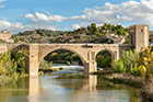 Toledo. Rzeka Tajo i jeden z dwóch zabytkowych mostów - Puente de San Martin. - foto: wnieznane.pl Toledo. Rzeka Tajo i jeden z dwóch zabytkowych mostów - Puente de San Martin. - foto: wnieznane.pl