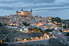 Toledo. Panorama miasta o zmroku. Zdecydowanie wyróżnia się Alcazar. - foto: wnieznane.pl Toledo. Panorama miasta o zmroku. Zdecydowanie wyróżnia się Alcazar. - foto: wnieznane.pl