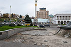 Kijów, Plac Niepodległości (Majdan Nezałeżnosti). Wciąż miejscami brakuje kostek chodnikowych. - foto: wnieznane.pl Kijów, Plac Niepodległości (Majdan Nezałeżnosti). Wciąż miejscami brakuje kostek chodnikowych. - foto: wnieznane.pl