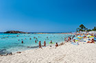 Cypr latem. Nissi Beach to jedna z najpiękniejszych plaż na wyspie. - foto: wnieznane.pl Cypr latem. Nissi Beach to jedna z najpiękniejszych plaż na wyspie. - foto: wnieznane.pl