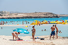 Cypr latem. Błękitna, ciepła i płytka woda, drobny piasek i mnóstwo słońca to atuty Nissi Beach. - foto: wnieznane.pl Cypr latem. Błękitna, ciepła i płytka woda, drobny piasek i mnóstwo słońca to atuty Nissi Beach. - foto: wnieznane.pl