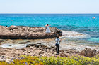 Cypr latem. Ślubna sesja zdjęciowa na skałach niedaleko Nissi Beach. - foto: wnieznane.pl Cypr latem. Ślubna sesja zdjęciowa na skałach niedaleko Nissi Beach. - foto: wnieznane.pl