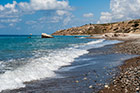 Cypr latem. Kamienista plaża Petra tou Romiou. - foto: wnieznane.pl Cypr latem. Kamienista plaża Petra tou Romiou. - foto: wnieznane.pl