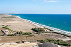 Cypr latem. Widok ze stanowiska archeologicznego Kourion na położoną w dole piaszczysto-kamienistą plażę o tej samej nazwie. - foto: wnieznane.pl Cypr latem. Widok ze stanowiska archeologicznego Kourion na położoną w dole piaszczysto-kamienistą plażę o tej samej nazwie. - foto: wnieznane.pl
