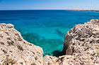 Cypr latem. Okolice łuku skalnego Kamara tou Koraka na Cape Greko. - foto: wnieznane.pl Cypr latem. Okolice łuku skalnego Kamara tou Koraka na Cape Greko. - foto: wnieznane.pl