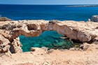 Cypr latem. Naturalny łuk skalny Kamara tou Koraka na Cape Greko. - foto: wnieznane.pl Cypr latem. Naturalny łuk skalny Kamara tou Koraka na Cape Greko. - foto: wnieznane.pl