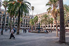 Barcelona. Plaça Reial. Jedno z ulubionych miejsc spotkań barcelończyków. - foto: wnieznane.pl Barcelona. Plaça Reial. Jedno z ulubionych miejsc spotkań barcelończyków. - foto: wnieznane.pl