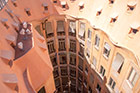 Barcelona. Zaglądamy w głąb dziedzińca Casa Milà. - foto: wnieznane.pl Barcelona. Zaglądamy w głąb dziedzińca Casa Milà. - foto: wnieznane.pl