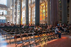 Barcelona. Sagrada Familia. Dostępne miejsca siedzące pozwalają na odrobinę modlitwy oraz refleksji. - foto: wnieznane.pl Barcelona. Sagrada Familia. Dostępne miejsca siedzące pozwalają na odrobinę modlitwy oraz refleksji. - foto: wnieznane.pl