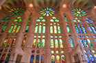 Barcelona. Sagrada Familia. Witraże w świątyni mienią się tysiącami barw. - foto: wnieznane.pl Barcelona. Sagrada Familia. Witraże w świątyni mienią się tysiącami barw. - foto: wnieznane.pl