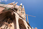 Barcelona. Sagrada Familia widziana niemal spod jednego z wejść. - foto: wnieznane.pl Barcelona. Sagrada Familia widziana niemal spod jednego z wejść. - foto: wnieznane.pl