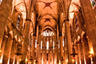 Barcelona. Wnętrza kościoła Santa Maria del Mar. - foto: wnieznane.pl Barcelona. Wnętrza kościoła Santa Maria del Mar. - foto: wnieznane.pl