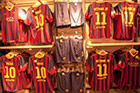 Barcelona. Camp Nou. Oryginalne koszulki, czyli jedne z licznych pamiątek w klubowym sklepie. - foto: wnieznane.pl Barcelona. Camp Nou. Oryginalne koszulki, czyli jedne z licznych pamiątek w klubowym sklepie. - foto: wnieznane.pl