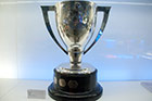 Barcelona. Camp Nou. Trofeum dla FCB za wygranie rozgrywek ligi hiszpańskiej. - foto: wnieznane.pl Barcelona. Camp Nou. Trofeum dla FCB za wygranie rozgrywek ligi hiszpańskiej. - foto: wnieznane.pl