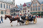 Brugia (Brugge), plac Burg. Turyści zwiedzają miasto z wysokości dorożki. - foto: wnieznane.pl Brugia (Brugge), plac Burg. Turyści zwiedzają miasto z wysokości dorożki. - foto: wnieznane.pl