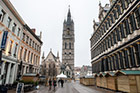 Gandawa (Gent). Widok na dzwonnicę (Belfort en Lakenhalle). Z prawej strony renesansowa fasada ratusza (Stadhuis). - foto: wnieznane.pl Gandawa (Gent). Widok na dzwonnicę (Belfort en Lakenhalle). Z prawej strony renesansowa fasada ratusza (Stadhuis). - foto: wnieznane.pl