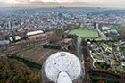 Bruksela. Widok z Atomium na park miniatur i miasto. - foto: wnieznane.pl Bruksela. Widok z Atomium na park miniatur i miasto. - foto: wnieznane.pl